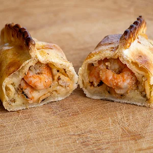 Empanada de CAMARÃO COM  REQUEIJÃO