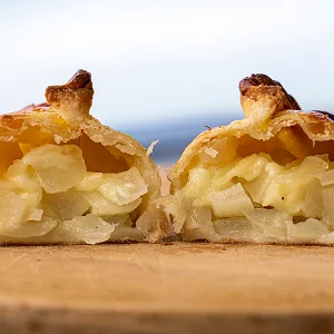 Empanada de Cebola com Queijo